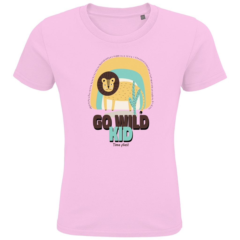 Gezeichneter Löwe steht bei einer Pflanze. Die Textur GO WILD KID in braun und hellgrün, in 2 Zeilen überlagernd.