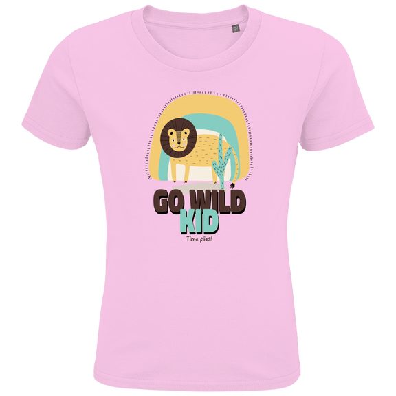 Gezeichneter Löwe steht bei einer Pflanze. Die Textur GO WILD KID in braun und hellgrün, in 2 Zeilen überlagernd.