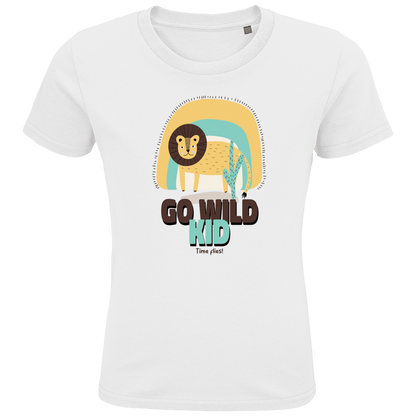 Gezeichneter Löwe steht bei einer Pflanze. Die Textur GO WILD KID in braun und hellgrün, in 2 Zeilen überlagernd.