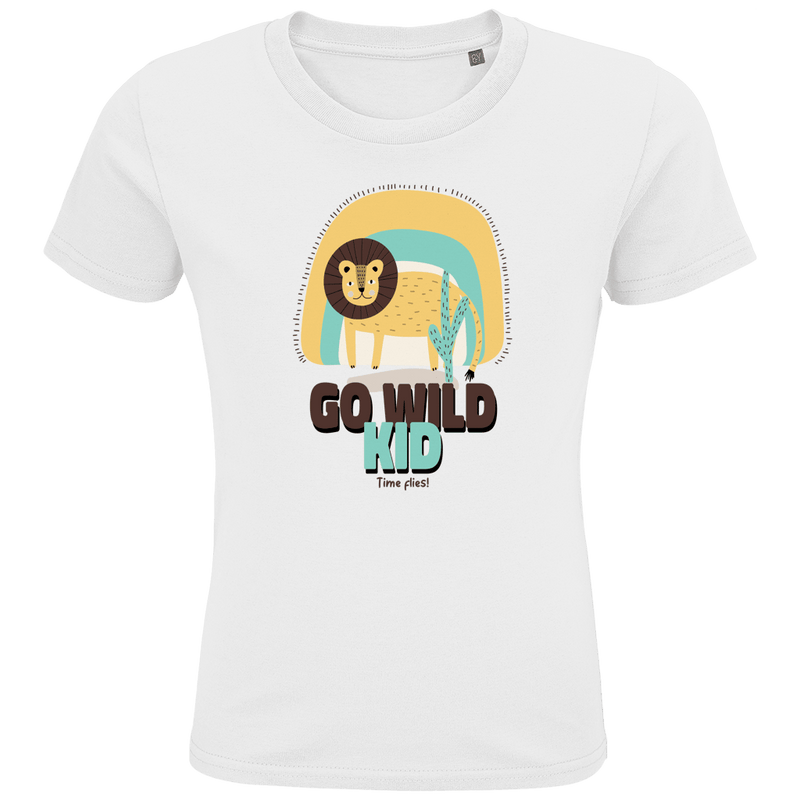 Gezeichneter Löwe steht bei einer Pflanze. Die Textur GO WILD KID in braun und hellgrün, in 2 Zeilen überlagernd.