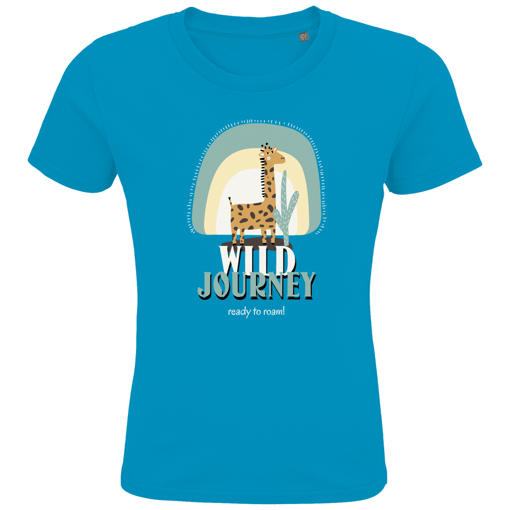 Gezeichnete Giraffe steht vor einer Pflanze. Die Textur WILD JOURNEY in weiss und hellgrün, in 2 Zeilen überlagernd.