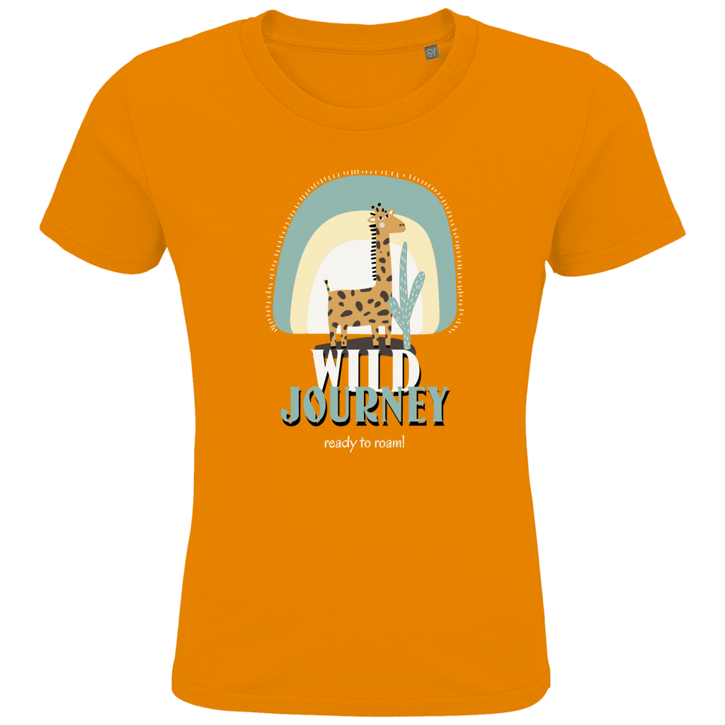 Gezeichnete Giraffe steht vor einer Pflanze. Die Textur WILD JOURNEY in weiss und hellgrün, in 2 Zeilen überlagernd.