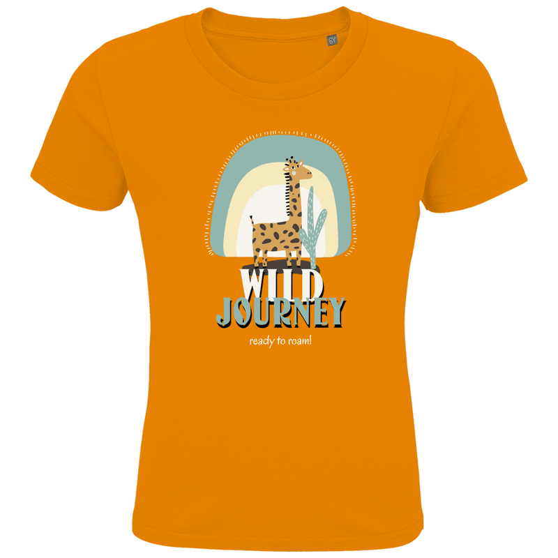 Gezeichnete Giraffe steht vor einer Pflanze. Die Textur WILD JOURNEY in weiss und hellgrün, in 2 Zeilen überlagernd.