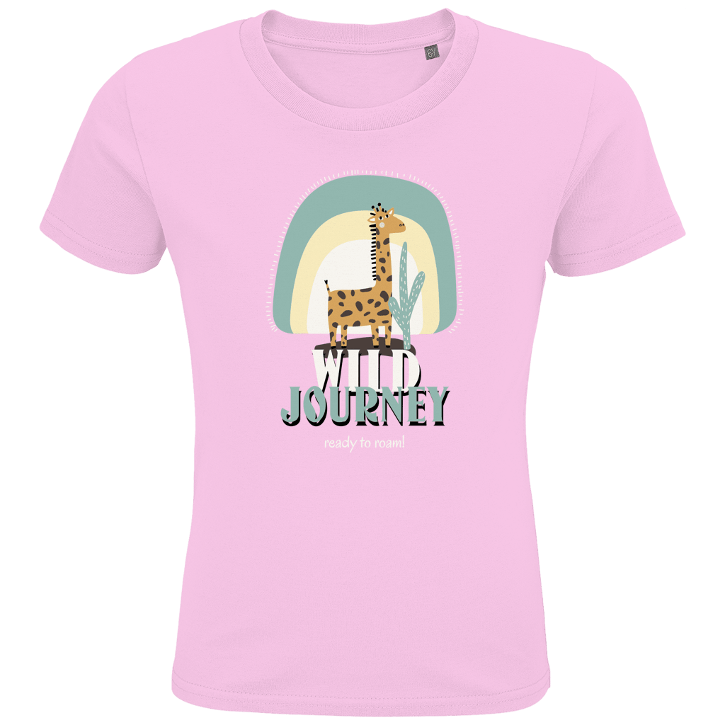 Gezeichnete Giraffe steht vor einer Pflanze. Die Textur WILD JOURNEY in weiss und hellgrün, in 2 Zeilen überlagernd.