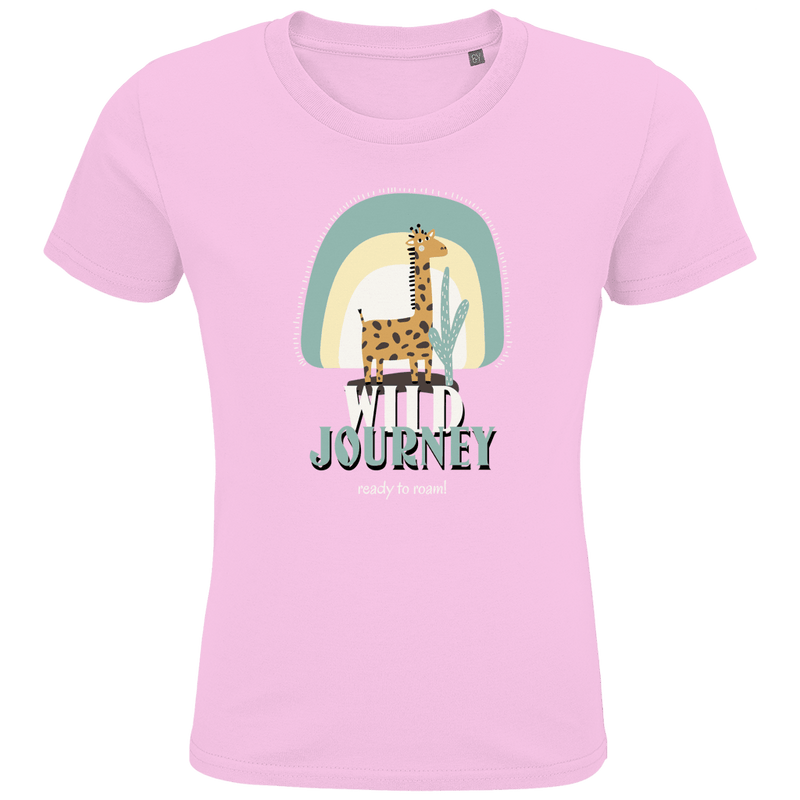 Gezeichnete Giraffe steht vor einer Pflanze. Die Textur WILD JOURNEY in weiss und hellgrün, in 2 Zeilen überlagernd.