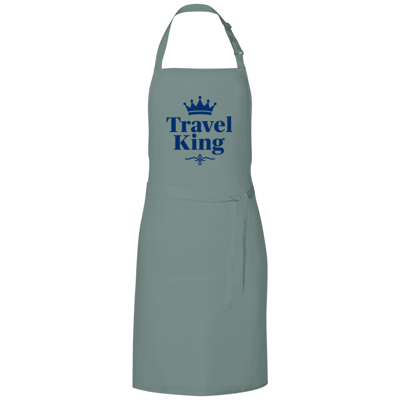 Kochschürze mit TRAVEL KING Aufdruck in blau. Stoff-Farbe: Sage Green. Fernweh zum Anfassen? travelPrint4U.de