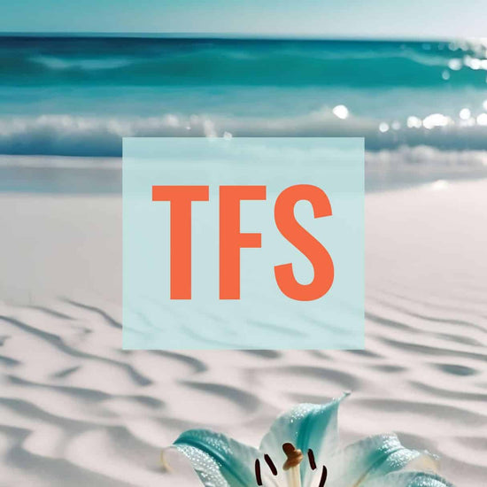 KI Hintergrund türkisfarbenes Wasser mit Design des bunten TFS Airport Code. Fernweh zum Anziehen? travelPrint4U.de