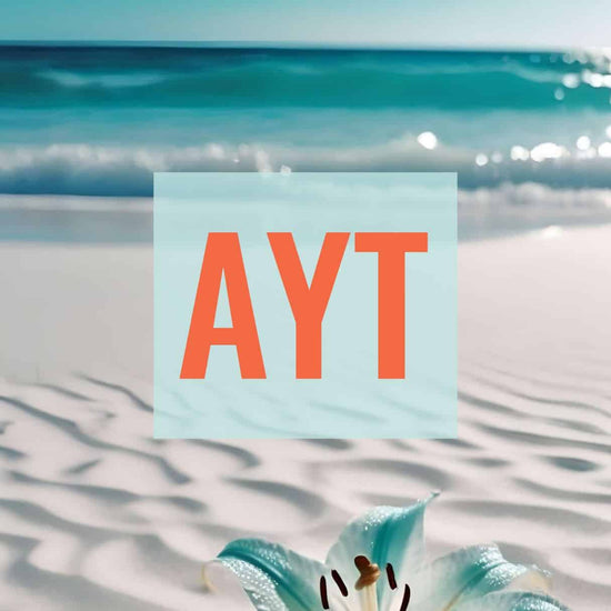 KI Hintergrund türkisfarbenes Wasser mit Design des bunten AYT Airport Code. Fernweh zum Anziehen? travelPrint4U.de