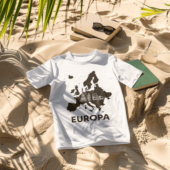Vorschaubild der Kollektion für den Kontinent EUROPA. Weißes T-Shirt im Sand mit Name des Kontinents.