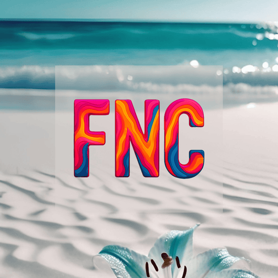 KI Hintergrund türkisfarbenes Wasser mit Design des bunten FNC Airport Code. Fernweh zum Anziehen? travelPrint4U.de