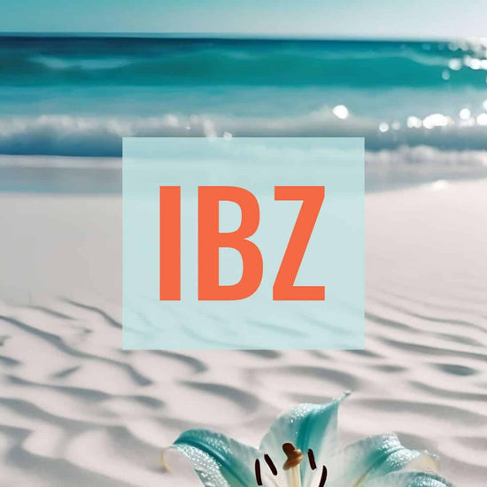 KI Hintergrund türkisfarbenes Wasser mit Design des IBZ Airport Code. Fernweh zum Anziehen? travelPrint4U.de