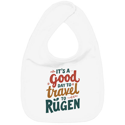 Weisses Lätzchen mit verspieltem rot, gelb und grünem Schriftzug. Ab an die Ostsee? Los geht’s für kleine Abenteurer!