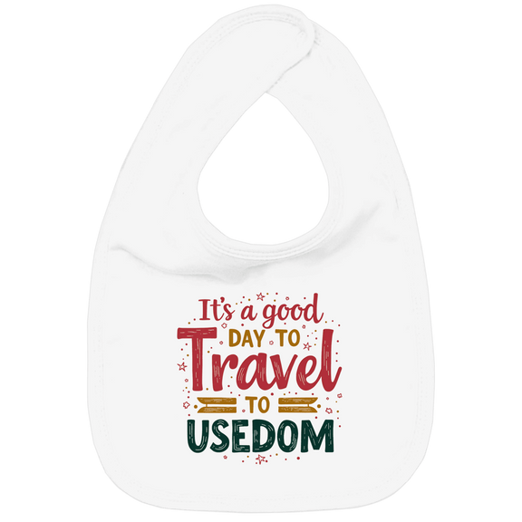 Weisses Lätzchen mit verspieltem rot, gelb und grünem Schriftzug. Ab an die Ostsee? Los geht’s für kleine Abenteurer!