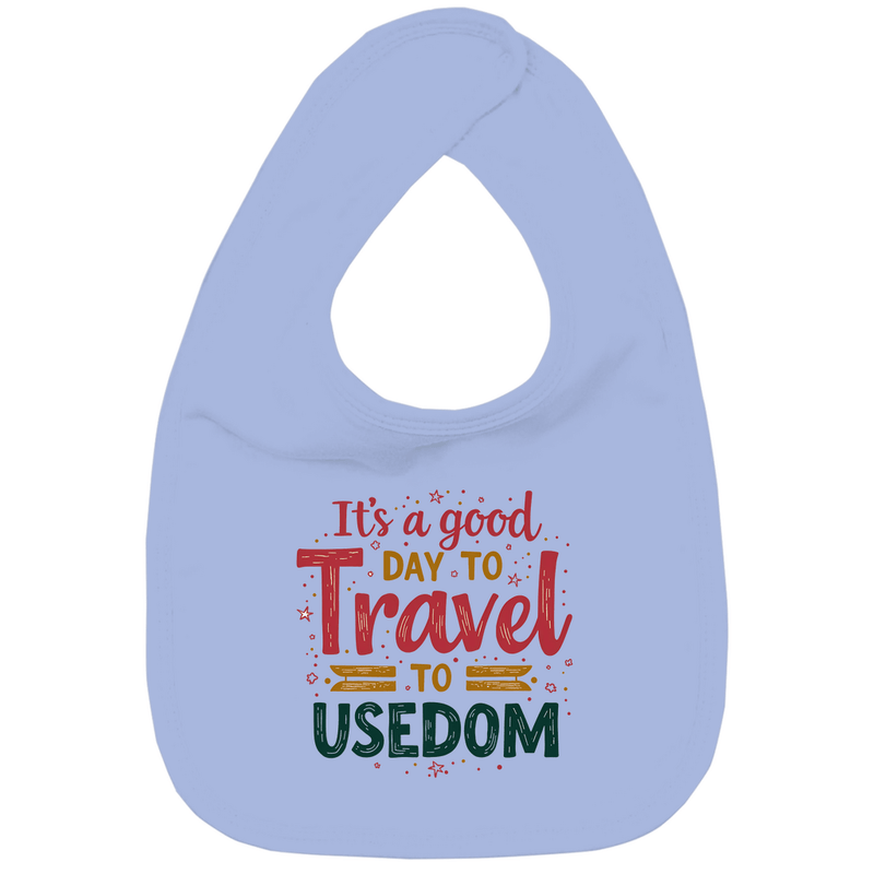 Lätzchen mit buntem A GOOD DAY TO TRAVEL TO USEDOM Print. Stoff-Farbe: Dusty Blue. Fernweh zum Anfassen? travelPrint4U.de