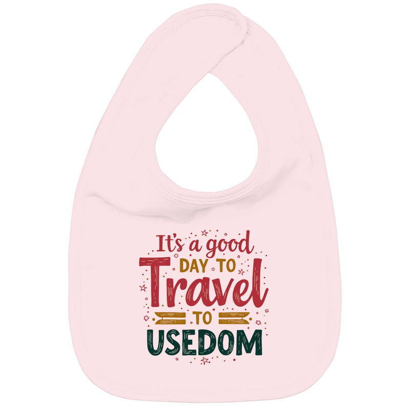 Lätzchen mit buntem A GOOD DAY TO TRAVEL TO USEDOM Print. Stoff-Farbe: Powder Pink. Fernweh zum Anfassen? travelPrint4U.de