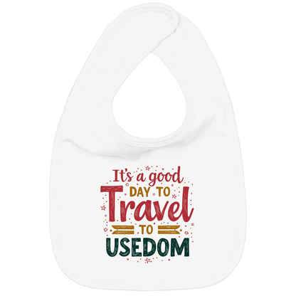 Lätzchen mit buntem A GOOD DAY TO TRAVEL TO USEDOM Print. Stoff-Farbe: White. Fernweh zum Anfassen? travelPrint4U.de