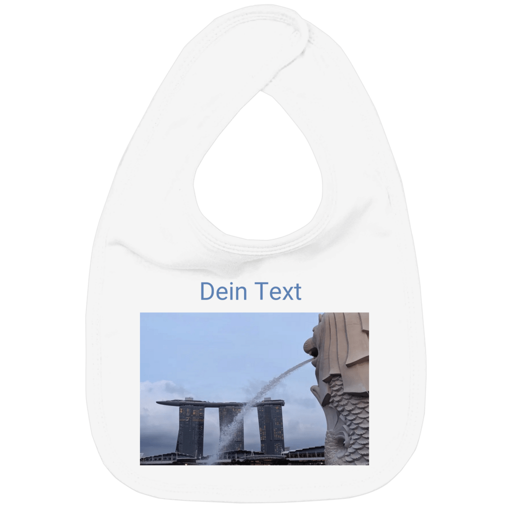 Weisses Lätzchen mit rechteckickem individuellem Foto und kurzem Text. Hier im Bild: Singapur. Merlion und MBS.