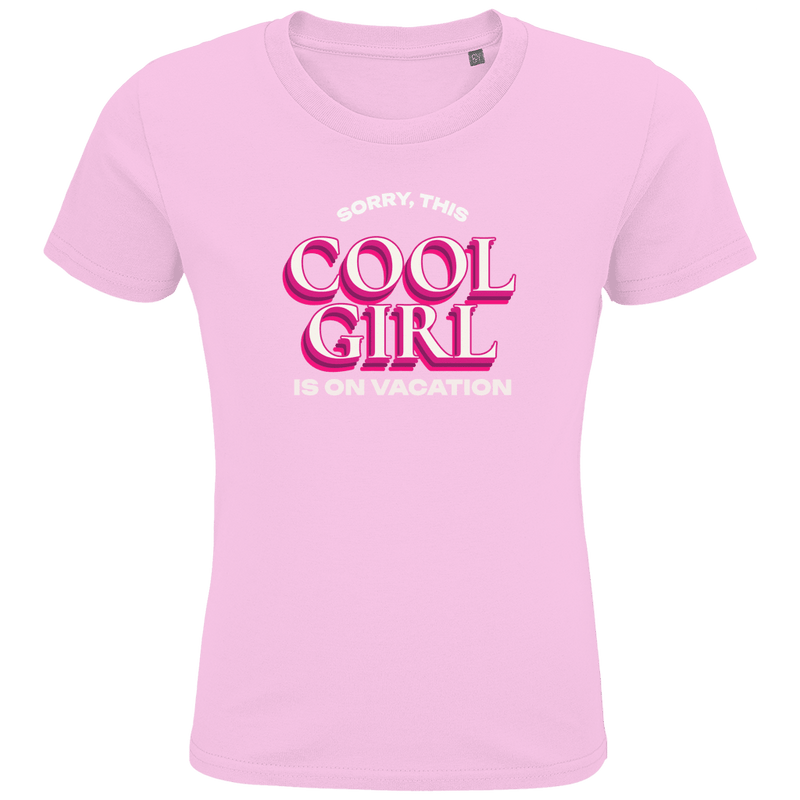 Grosser COOL GIRL Print in weiss und pink mit Doppeloptik. SORRY, THIS GIRL IS ON VACATION Textur darüber und darunter.