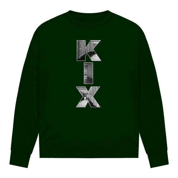 Dunkelgrünes Shirt mit drei Buchstaben des Flughafencode. Overlay der Buchstaben ein Bild in schwarz/weiß von Kyoto.