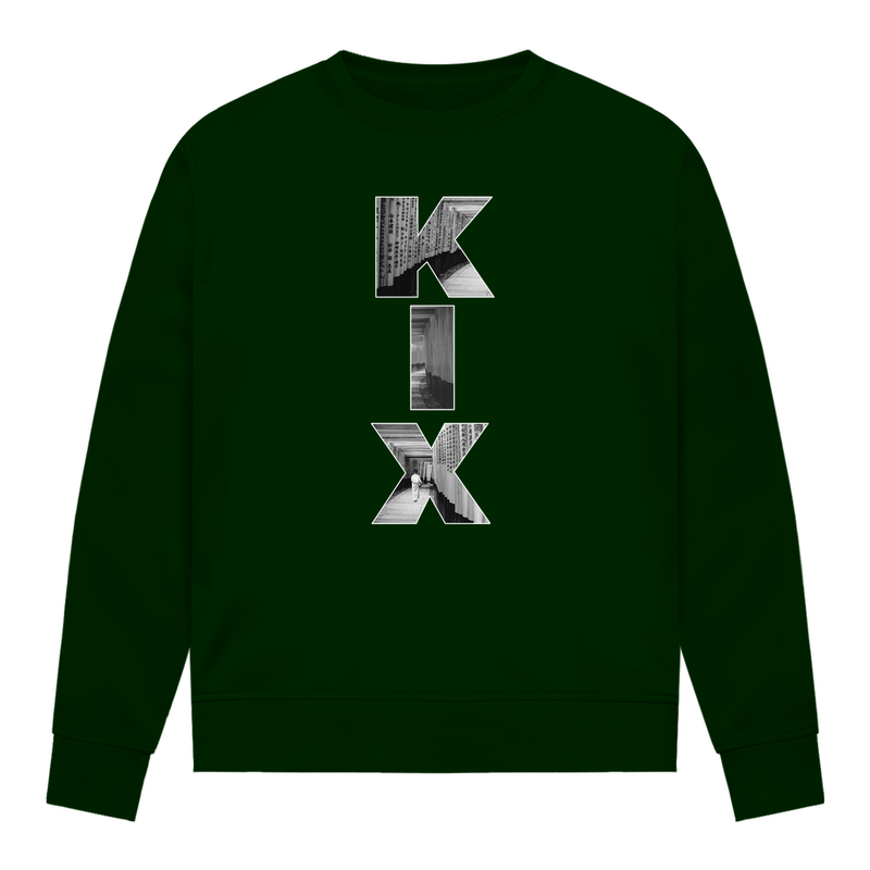 Dunkelgrünes Shirt mit drei Buchstaben des Flughafencode. Overlay der Buchstaben ein Bild in schwarz/weiß von Kyoto.