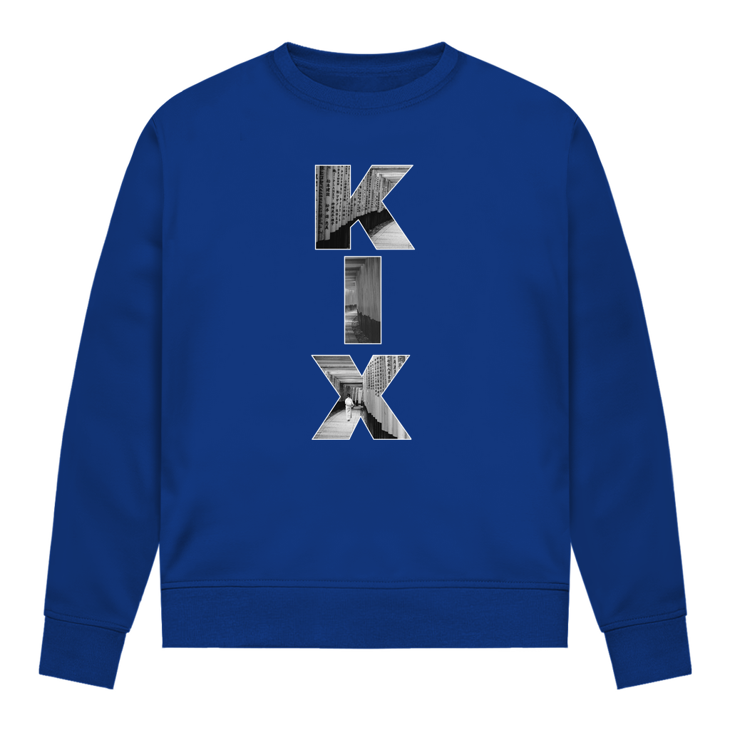 Leuchtend blaues Shirt mit drei Buchstaben des Flughafencode. Overlay der Buchstaben ein Bild in schwarz/weiß von Kyoto.