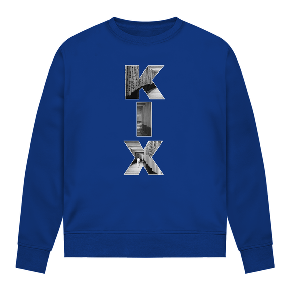 Leuchtend blaues Shirt mit drei Buchstaben des Flughafencode. Overlay der Buchstaben ein Bild in schwarz/weiß von Kyoto.