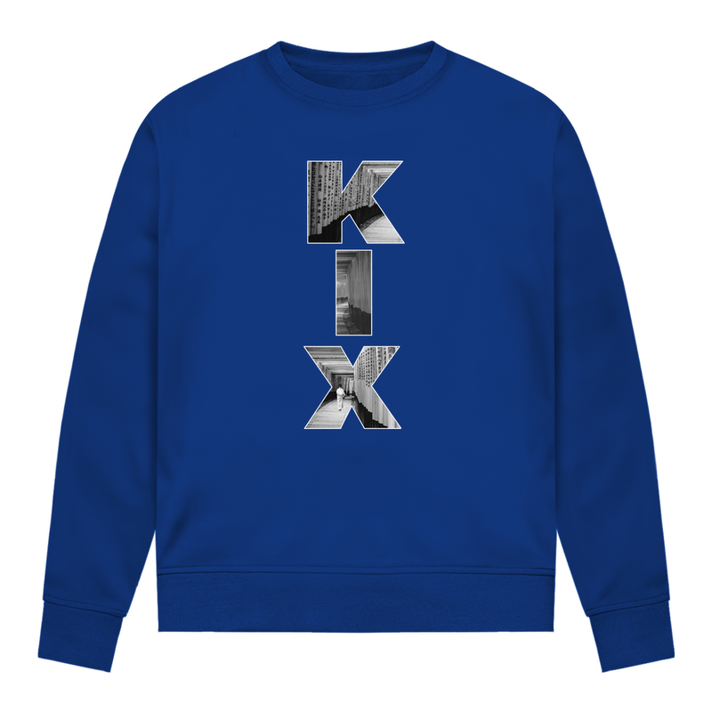 Leuchtend blaues Shirt mit drei Buchstaben des Flughafencode. Overlay der Buchstaben ein Bild in schwarz/weiß von Kyoto.