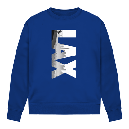 Leuchtend blaues Shirt mit drei Buchstaben des Flughafencode. Overlay der Buchstaben ein Bild in schwarz/weiß der Skyline.