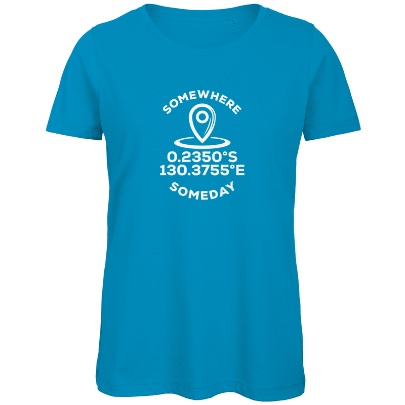 T Shirt für Damen mit KOORDINATEN + SOMEDAY SOMEWHERE Text (White). Stoff-Farbe: Atoll. Fernweh zum Anziehen? travelPrint4U