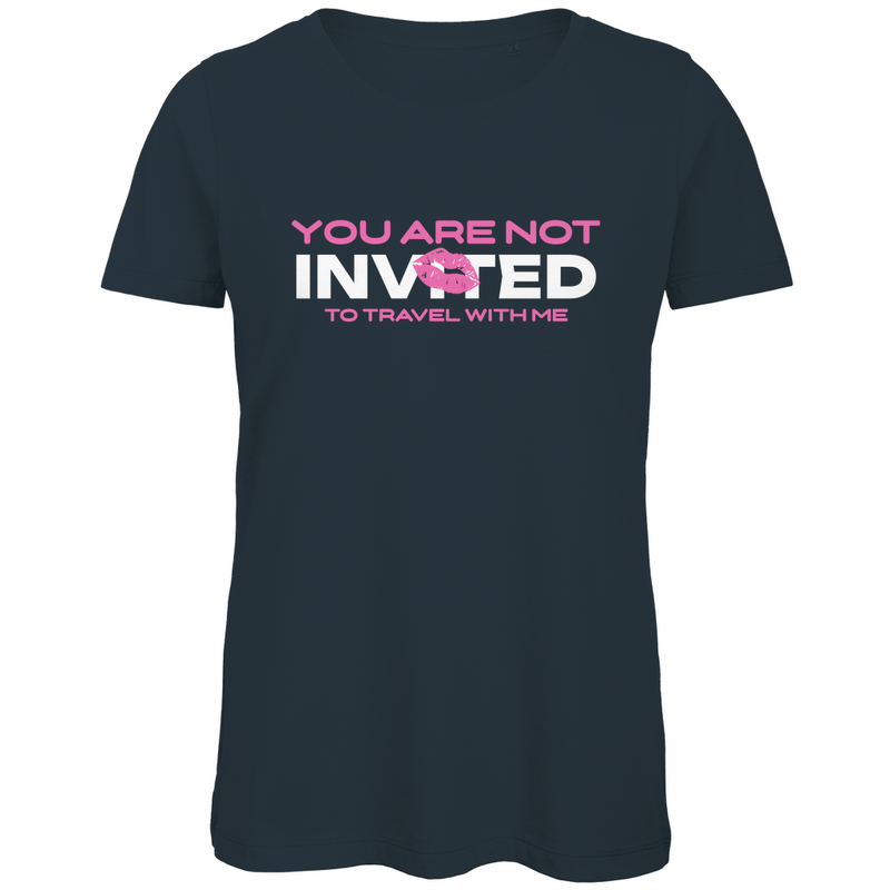 TShirt für Damen mit Kussmund und YOU ARE NOT INVITED TO TRAVEL WITH ME Print in weiss/pink. Stoff-Farbe: Dark Grey.