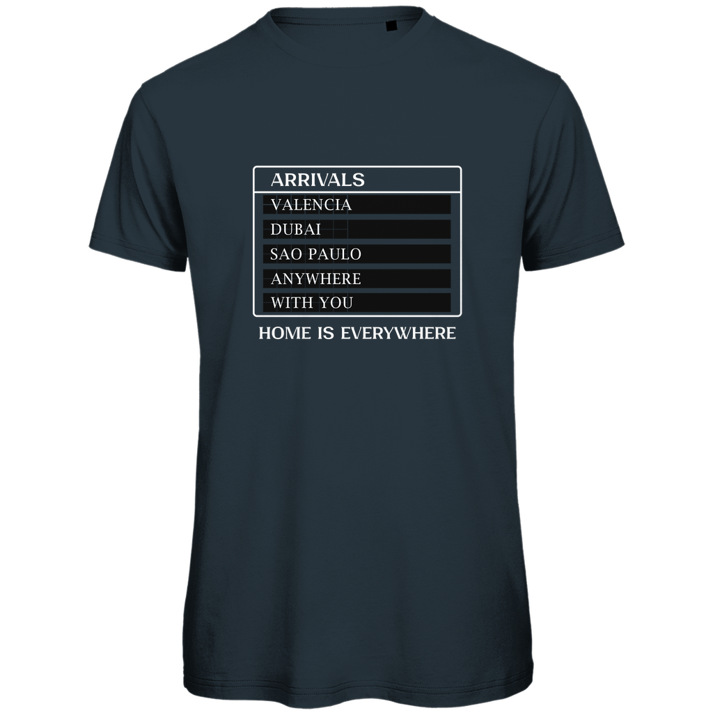 T Shirt für Herren mit ARRIVALS Leiste HOME IS EVERYWHERE. Stoff-Farbe: Dark Grey Solid. Fernweh zum Anziehen? travelPrint4U
