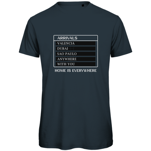 T Shirt für Herren mit ARRIVALS Leiste HOME IS EVERYWHERE. Stoff-Farbe: Dark Grey Solid. Fernweh zum Anziehen? travelPrint4U