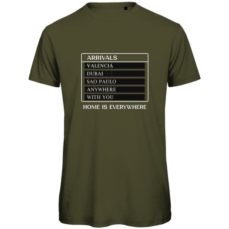 T Shirt für Herren mit ARRIVALS Leiste HOME IS EVERYWHERE. Stoff-Farbe: Khaki. Fernweh zum Anziehen? travelPrint4U.de