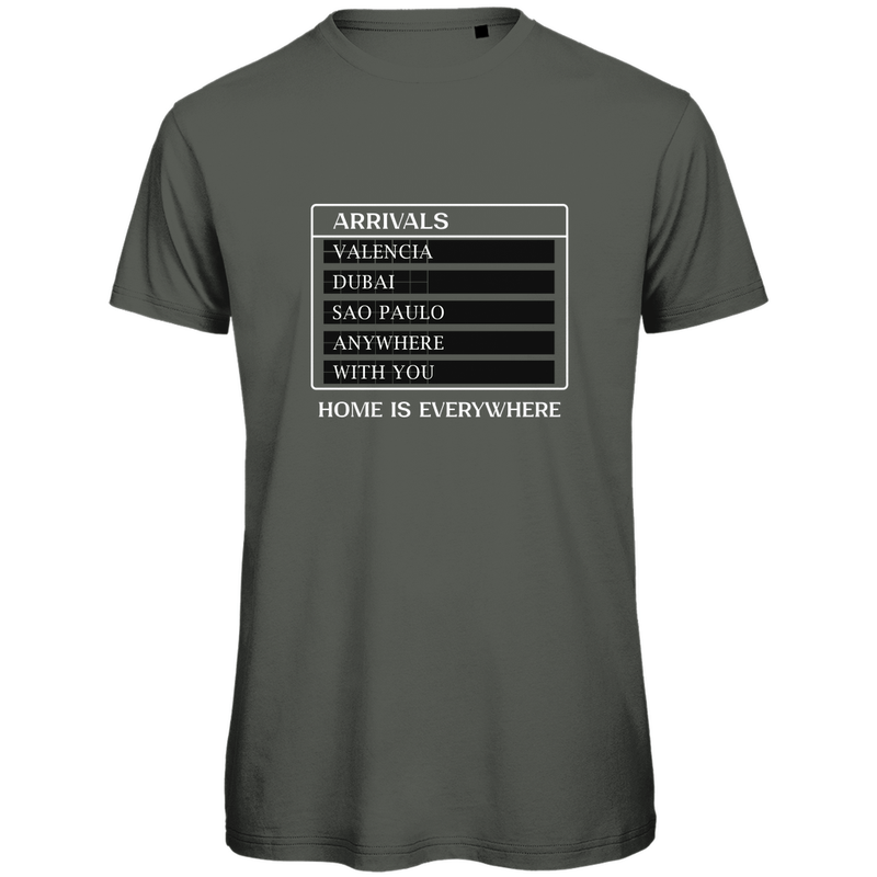 T Shirt für Herren mit ARRIVALS Leiste HOME IS EVERYWHERE. Stoff-Farbe: Millennial Khaki. Fernweh zum Anziehen? travelPrint4U