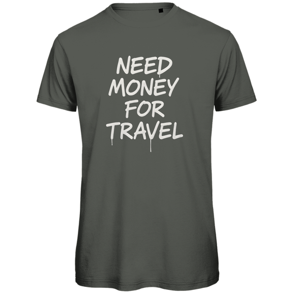T Shirt für Herren, NEED MONEY FOR TRAVEL Print (White). Stoff-Farbe: Millennial Khaki. Fernweh zum Anziehen? travelPrint4U