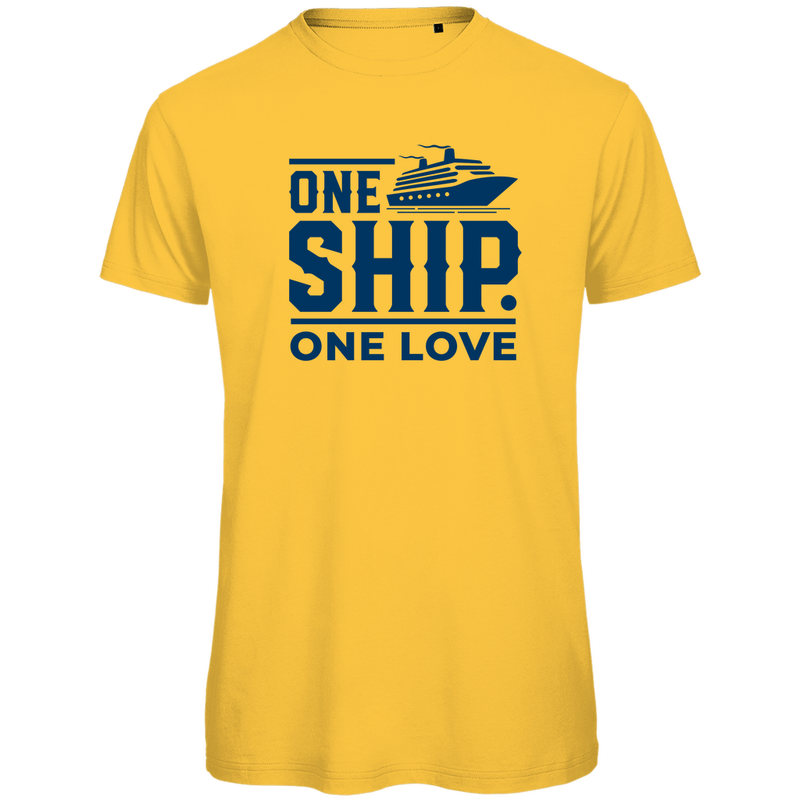 T Shirt für Herren mit großem ONE SHIP ONE LOVE Print. Stoff-Farbe: Gold Gelb. Fernweh zum Anziehen? travelPrint4U.de