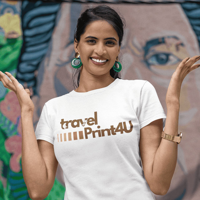 Dunkelhaarige Frau mit großen grünen Ohrringen trägt ein weißes T-Shirt mit Logo von travelPrint4U.de - Fernweh zum Anziehen.