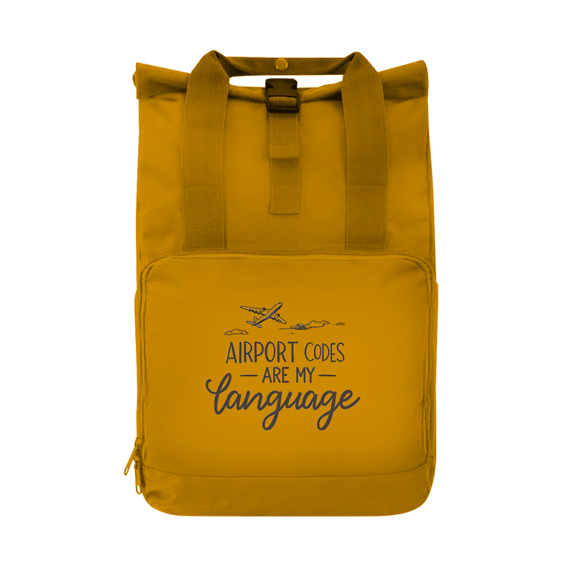 Tagesrucksack mit AIRPORT CODES ARE MY LANGUAGE Aufdruck. Grundfarbe: Mustard. Fernweh zum Anfassen? travelPrint4U.de