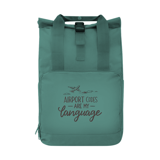 Tagesrucksack mit AIRPORT CODES ARE MY LANGUAGE Aufdruck. Grundfarbe: Sage Green. Fernweh zum Anfassen? travelPrint4U.de