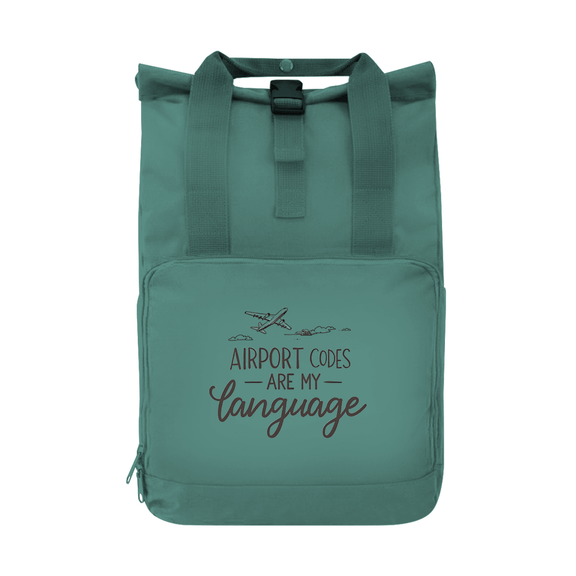 Tagesrucksack mit AIRPORT CODES ARE MY LANGUAGE Aufdruck. Grundfarbe: Sage Green. Fernweh zum Anfassen? travelPrint4U.de
