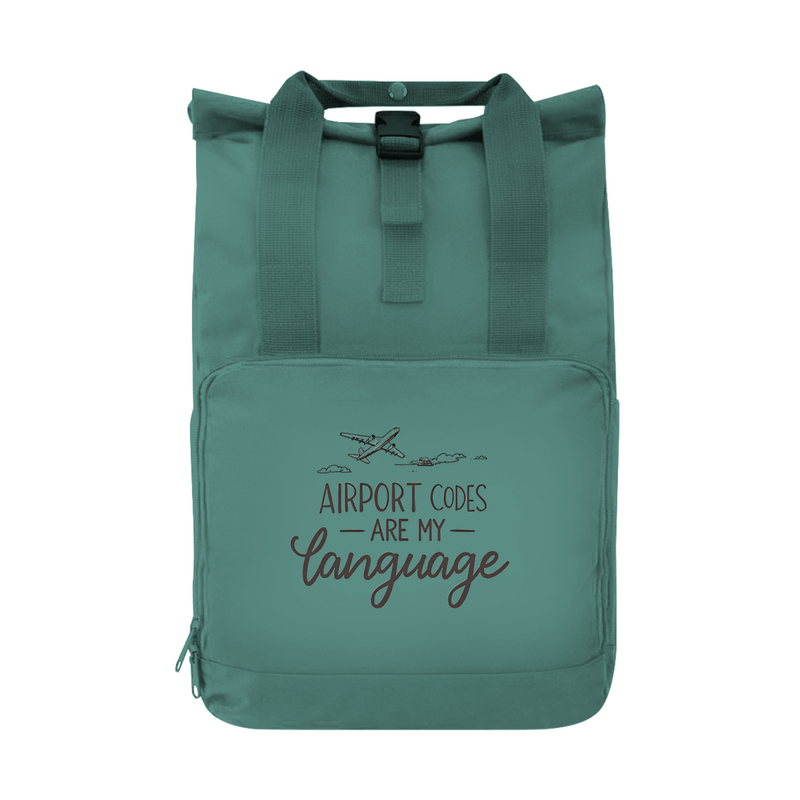 Tagesrucksack mit AIRPORT CODES ARE MY LANGUAGE Aufdruck. Grundfarbe: Sage Green. Fernweh zum Anfassen? travelPrint4U.de