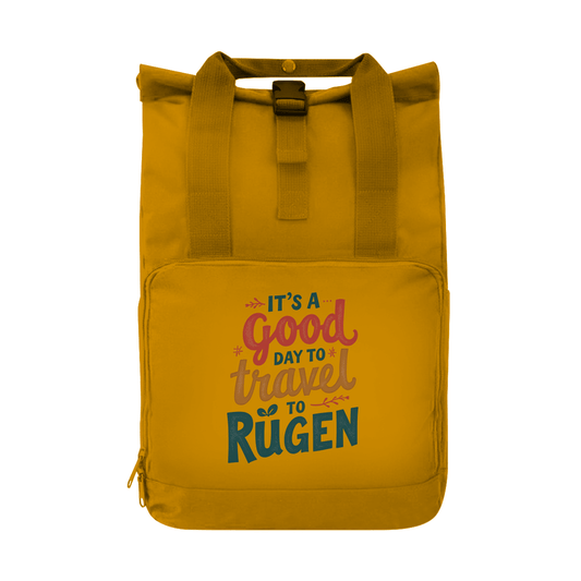 Tagesrucksack mit A GOOD DAY TO TRAVEL TO RÜGEN Aufdruck. Grundfarbe: Mustard. Fernweh zum Anfassen? travelPrint4U.de