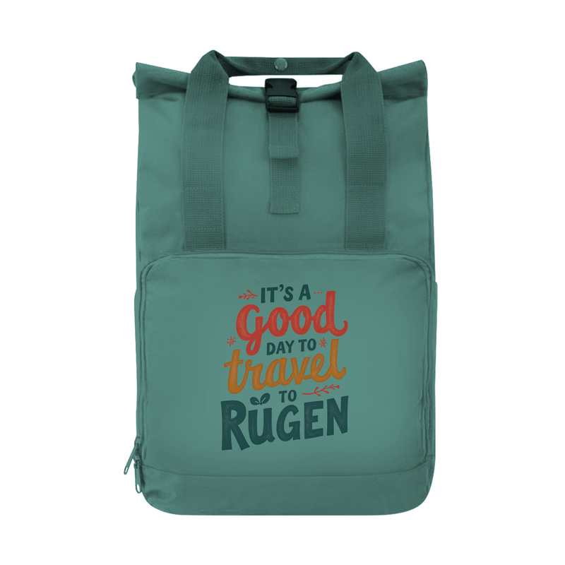 Tagesrucksack mit A GOOD DAY TO TRAVEL TO RÜGEN Aufdruck. Grundfarbe: Sage Green. Fernweh zum Anfassen? travelPrint4U.de
