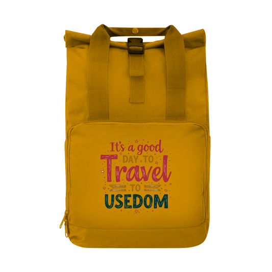 Tagesrucksack mit A GOOD DAY TO TRAVEL TO USEDOM Aufdruck. Grundfarbe: Mustard. Fernweh zum Anfassen? travelPrint4U.de