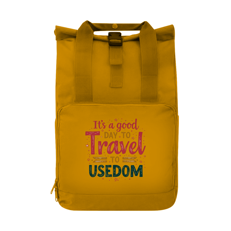 Tagesrucksack mit A GOOD DAY TO TRAVEL TO USEDOM Aufdruck. Grundfarbe: Mustard. Fernweh zum Anfassen? travelPrint4U.de