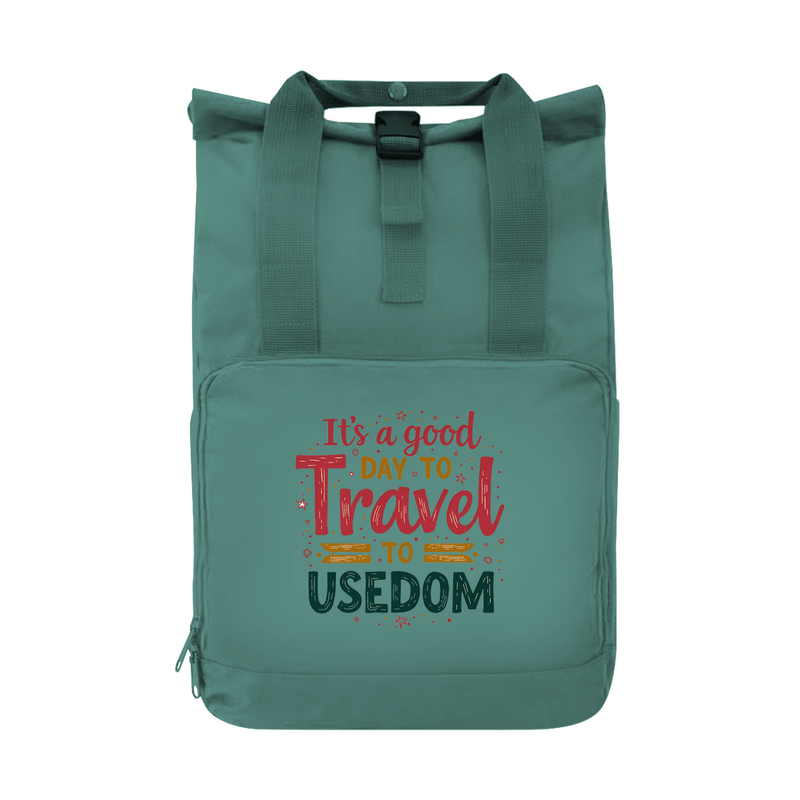 Tagesrucksack mit A GOOD DAY TO TRAVEL TO USEDOM Aufdruck. Grundfarbe: Sage Green. Fernweh zum Anfassen? travelPrint4U.de