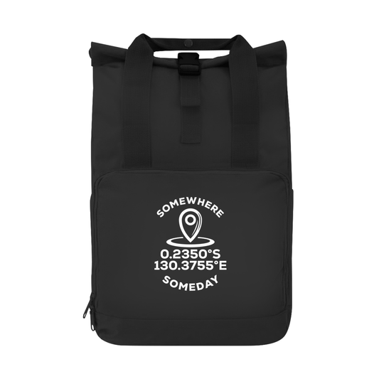 Tagesrucksack mit KOORDINATEN + SOMEDAY SOMEWHERE Text (White). Grundfarbe: Black. Fernweh zum Anfassen? travelPrint4U.de
