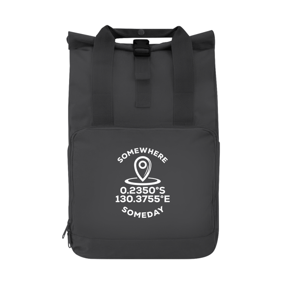 Tagesrucksack mit KOORDINATEN + SOMEDAY SOMEWHERE Text (White). Grundfarbe: Graphite. Fernweh zum Anfassen? travelPrint4U.de