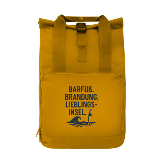 Tagesrucksack mit LIEBLINGSINSEL SYLT Aufdruck in blau. Grundfarbe: Mustard. Fernweh zum Anfassen? travelPrint4U.de