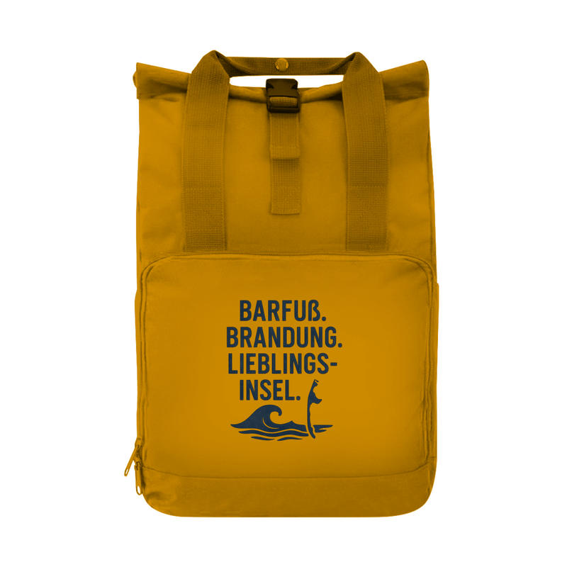 Tagesrucksack mit LIEBLINGSINSEL SYLT Aufdruck in blau. Grundfarbe: Mustard. Fernweh zum Anfassen? travelPrint4U.de